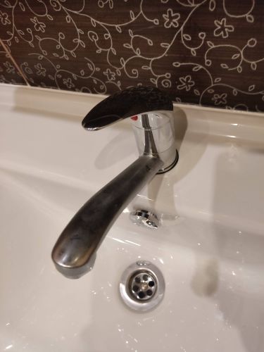 Завершена замена внутреннего механизма в кране. Установлены новые детали, обеспечивающие плавное функционирование и предотвращение протечек. Проверена герметичность и работоспособность.