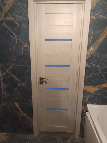 Установлена новая створка, закреплены петли, врезан замок, ручка на месте, отрегулированы зазоры, проверена плавность открывания и закрывания, выполнена отделка наличниками.