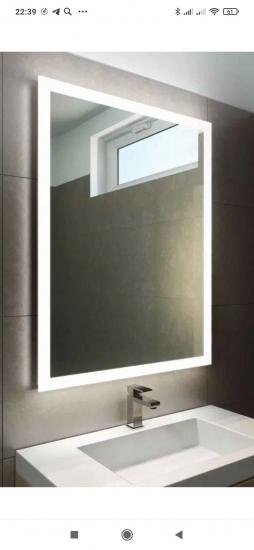 Зеркало установлено на стену в ванной комнате, закреплено над раковиной, оснащено подсветкой для удобства. Работа выполнена аккуратно, с учётом всех деталей интерьера.