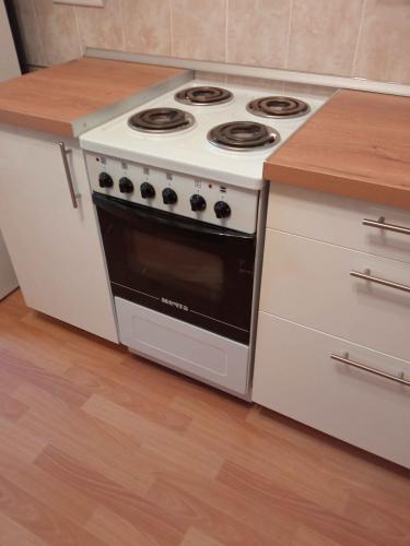 Отверстие в деревянной поверхности выполнено для установки кухонной плиты. Точные замеры и аккуратная подгонка обеспечили плотное прилегание и эстетичный вид.