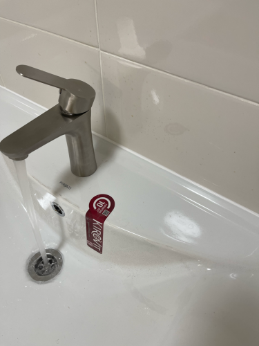 Изображение демонстрирует завершённый монтаж оборудования в ванной комнате. Установлено устройство, подключено к электросети, проверена функциональность, обеспечена безопасность эксплуатации.