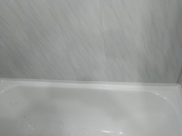 Обновление герметика вокруг ванны: старый слой удалён, поверхность очищена, нанесён новый водостойкий состав, обеспечивающий защиту от протечек и поддерживающий чистоту.