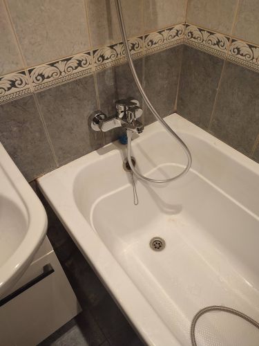 Заменены внутренние механизмы в смесителе, обеспечив плавное функционирование и устранение протечек. Установлен новый элемент, улучшивший надежность и долговечность конструкции.