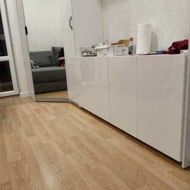 Обновлены дверцы кухонного гарнитура, установлены новые панели с глянцевым покрытием. Фурнитура заменена, улучшен внешний вид и функциональность. Завершена работа по обновлению интерьера.