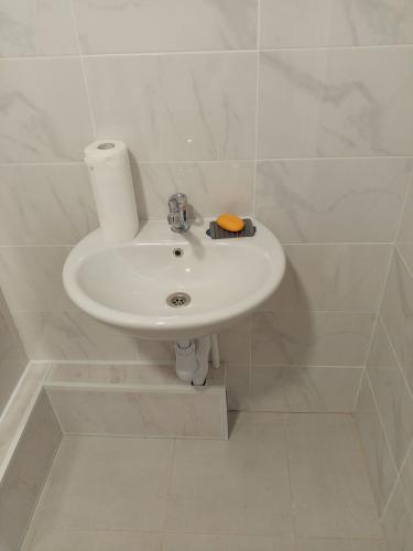 Установлена раковина с подключением к водопроводу и канализации, закреплен смеситель, герметизированы стыки, проверена герметичность соединений, обеспечена функциональность системы.