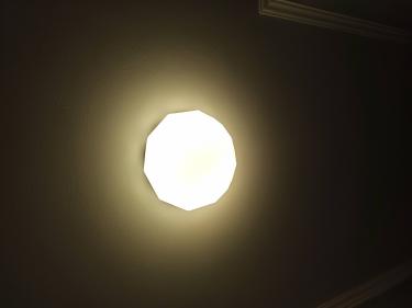 Установлено осветительное устройство с люминесцентными лампами, подключено к электросети, проверена работоспособность, закреплено на потолке, обеспечено равномерное освещение помещения.