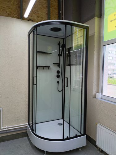 Проведена установка душевой кабины, подключены трубы для горячей и холодной воды, смонтированы смесители и душевые аксессуары, обеспечена герметичность соединений.