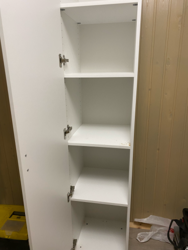 Обновлены дверцы шкафа, установлены новые петли, заменены ручки. Проведена тщательная подгонка и регулировка элементов, обеспечивающая плавное открытие и закрытие.