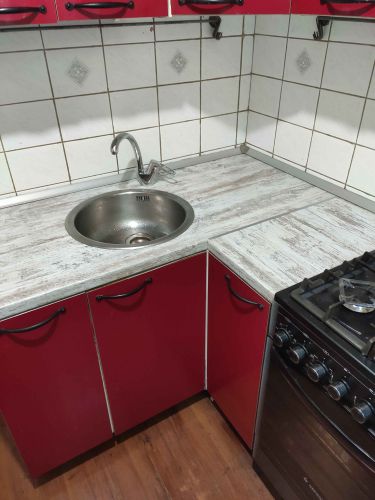 Выполнена установка кухонной поверхности с вырезом под мойку. Тщательно подогнаны стыки, обеспечена ровность и надежность. Завершено оформление углов и краев.