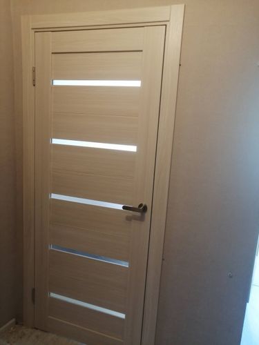 Установлена новая створка, закреплены петли, врезана ручка, отрегулировано полотно, проверена плавность открывания, завершена отделка проема, обеспечена надежность конструкции.