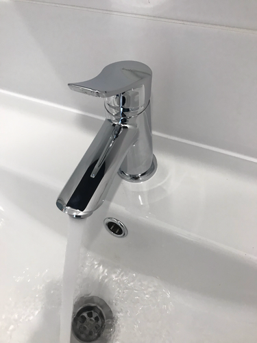 Изображение демонстрирует установленное зеркало в ванной комнате. Работа завершена, крепления надежно закреплены, поверхность чистая, отражение четкое, гармонично вписывается в интерьер.