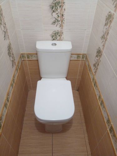 Установлен новый напольный унитаз, закреплён на плитке. Подключены коммуникации, проверена герметичность соединений. Проведена регулировка сливного механизма для оптимальной работы.