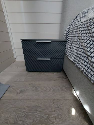 Собран стильный комод с двумя ящиками, установлен на ровный пол, выровнены фасады, прикреплены ручки, проверена устойчивость и плавность выдвижения.