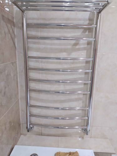 Закреплен новый хромированный полотенцесушитель на стене ванной комнаты, подключены трубы к системе водоснабжения, проверена герметичность соединений, обеспечена надежная фиксация.