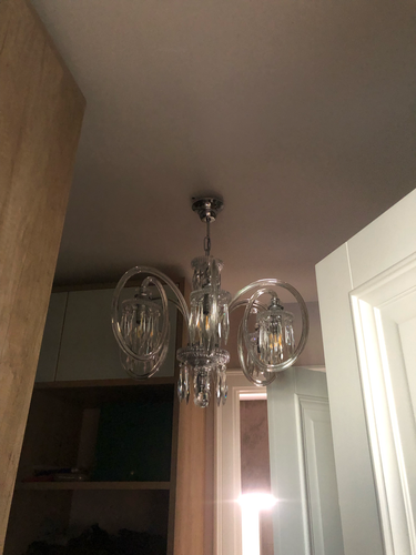 Установлена новая люстра, подключены провода, закреплено крепление на потолке, проверена работа освещения, завершена замена осветительного прибора, обеспечена безопасность конструкции.