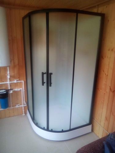 Установлена современная душевая кабина, выполнен демонтаж старой ванны, произведена подводка коммуникаций, герметизация швов, монтаж дверей и проверка функционирования системы.