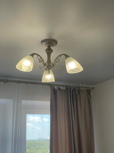 Установлено новое осветительное устройство, подключены провода, закреплено крепление на потолке, проверена работа ламп, обеспечена безопасность и надежность конструкции.