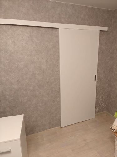 Установка межкомнатной одностворчатой раздвижной навесной двери без отделки проема