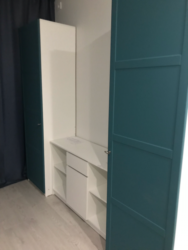 Собран шкаф с полками и дверцами, установлены крепления, выровнены элементы, проверена устойчивость, обеспечена функциональность и безопасность конструкции для использования.