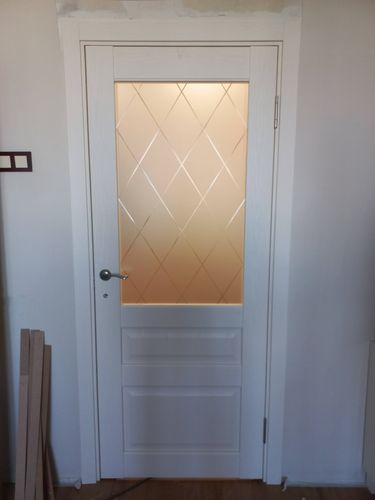 Установлена складная дверь: закреплены направляющие, створки, ручка, петли. Проверена плавность движения, отрегулированы элементы для надежного функционирования.