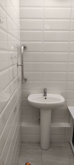 Подключение водоснабжения, установка сливного шланга, выравнивание по уровню, подключение к электросети, проверка на утечки, тестирование работы, настройка программ стирки.