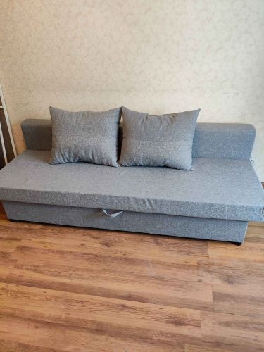 Собран новый диван: установлены каркас, подлокотники, спинка. Закреплены все крепежи, проверены механизмы трансформации. Уложены подушки, натянута обивка, проверена устойчивость.