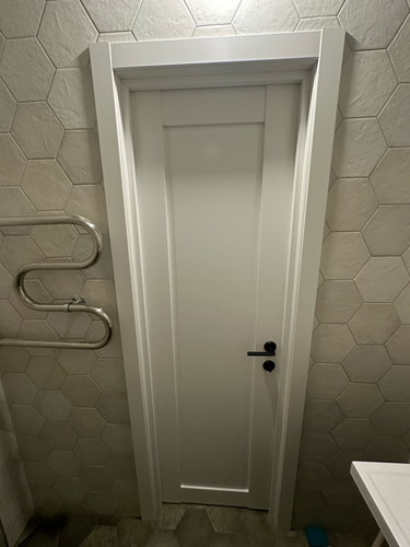 Установлена новая створка, закреплены петли, врезан замок, отрегулирована фурнитура, проверена плавность хода, зафиксирован наличник, обеспечена звукоизоляция, завершена отделка проема.