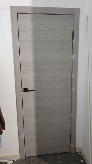 Установлены доборы на внутреннюю дверь, обеспечив плотное прилегание и эстетичный вид. Работа завершена аккуратно, без зазоров, с использованием качественных материалов.