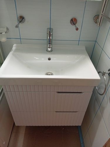 Установка раковины с тумбой