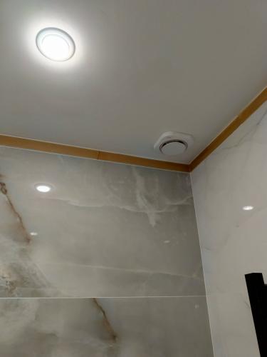 Отделка завершена: установлены новые панели, герметизация швов, устранены дефекты, поверхность выровнена, нанесена свежая краска, обеспечена звукоизоляция, улучшена теплоизоляция.