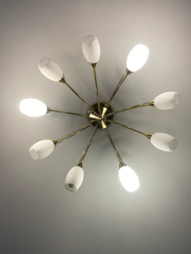 Установлена потолочная конструкция с восемью плафонами, подключена к электросети, проверена работоспособность, обеспечено равномерное освещение помещения.