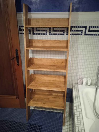 Собран деревянный стеллаж с пятью полками, установлен в ванной комнате. Конструкция устойчива, гармонично вписывается в интерьер, обеспечивая дополнительное место для хранения.