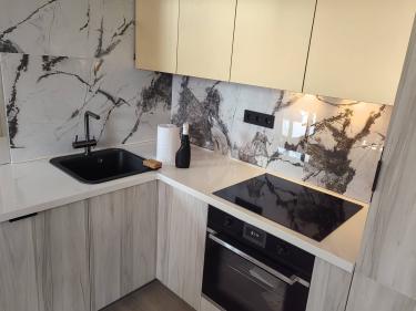 Герметизация шва между плиткой и зеркалом (200х100) Герметизация стыка столешницы с фартуком из плитки (2080 пог. м) - 5280 Допработы: поднятие дверного полотна относительно уровня пола, прокладка кабеля (3 м), герметизация стыка ламината и стены. - 4000