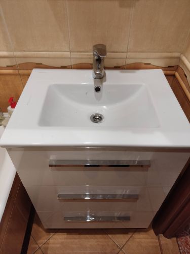 Установлен новый кран, старый демонтирован. Проверена герметичность соединений, устранены протечки. Работы завершены, система функционирует исправно.