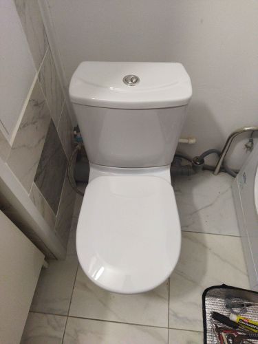 Установлен новый сливной механизм, заменены прокладки, устранены протечки, закреплено основание, проверена герметичность, очищены поверхности, обновлены соединения, проверена функциональность.