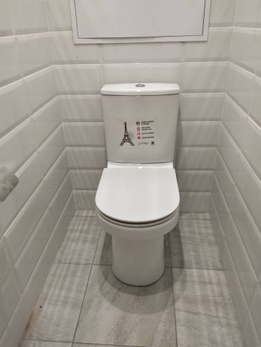 Установлено новое сантехническое оборудование, подключено к водопроводу и канализации, проверена герметичность соединений, выполнена отделка плиткой, обеспечена функциональность и эстетика.