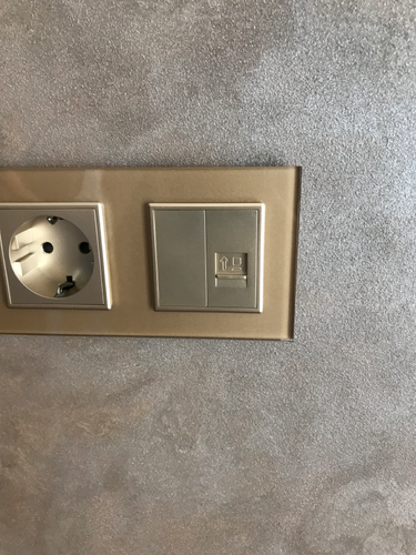 Установлено новое электрооборудование в стене, выполнен монтаж с учетом безопасности, подключены провода, закреплена декоративная панель, обеспечена надежная фиксация и функциональность.