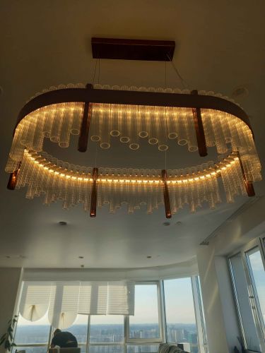 Установлена новая люстра: закреплена на потолке, подключена к электросети, проверена работа освещения. Все элементы надежно зафиксированы, обеспечена безопасность и эстетичный вид.