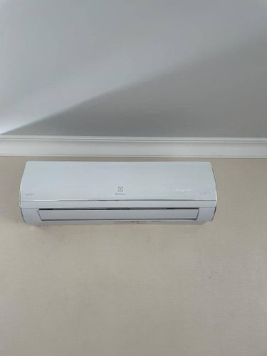 Выполнена очистка внутреннего блока устройства, промыты фильтры, устранена пыль, проверена работа системы, восстановлена эффективность охлаждения.