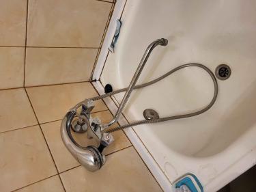 Заменены прокладки, устранены протечки, отрегулирован напор, очищены аэратор и корпус от налета, проверена герметичность соединений, восстановлена функциональность устройства.