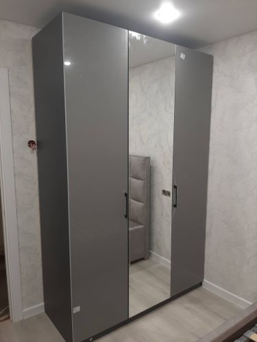 Собран вместительный шкаф с зеркальными дверцами, установлен на ровный пол, закреплены ручки, проверена устойчивость конструкции, отрегулированы петли для плавного открывания.