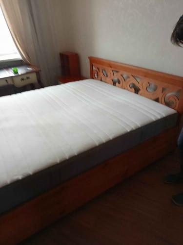 На кровати установлены новые деревянные ламели, обеспечивающие прочность и комфорт. Конструкция усилена, матрас ровно уложен, создавая уютное спальное место.