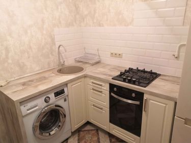 Выполнена подгонка и установка кухонных фасадов, обеспечивающая точное соответствие размерам и стильное оформление. Обновлённый вид подчёркивает гармонию интерьера.