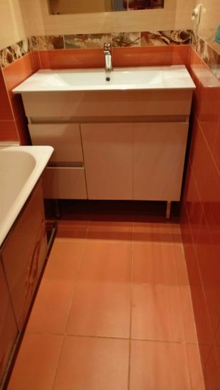 Установлен новый запорный механизм, старый демонтирован. Проверена герметичность соединений, устранены протечки. Рабочая зона очищена, сантехника функционирует исправно.