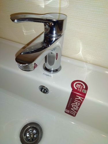 Установлена новая раковина, подключен смеситель, герметично закреплены все соединения, проверена работоспособность сливной системы, проведена окончательная проверка на утечки.