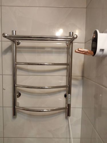 Закреплен металлический прибор на стене, подключен к электросети, проверена работоспособность, обеспечена безопасность, проведено тестирование, завершена установка, выполнено подключение.