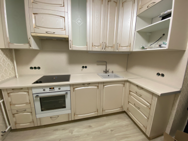 Установлены шкафы, смонтирована столешница, встроена варочная панель, подключена мойка, закреплены ручки, навешены дверцы, выполнена регулировка фасадов, подключены розетки.