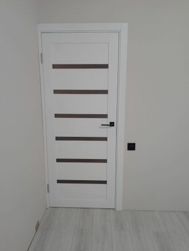 Установлена новая створка, закреплены петли, врезан замок, отрегулирована фурнитура, проверена плавность хода, завершена отделка проема, установлены наличники.