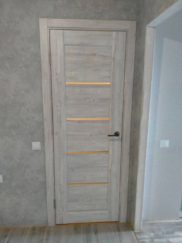 Установлена новая створка, выполнен монтаж коробки, закреплены петли, врезана ручка, отрегулировано полотно, обеспечена плавная работа, проверена фиксация, завершена отделка откосов.