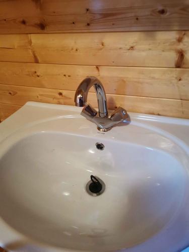 Удаление старого крана, отключение водоснабжения, демонтаж креплений, очистка места установки, подготовка к монтажу нового оборудования, проверка герметичности соединений.